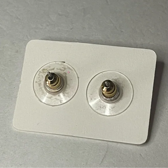 Vintage Woman’s Gold Tone Minimalist Spike Pyramid Stud Earrings - Picture 7 of 8